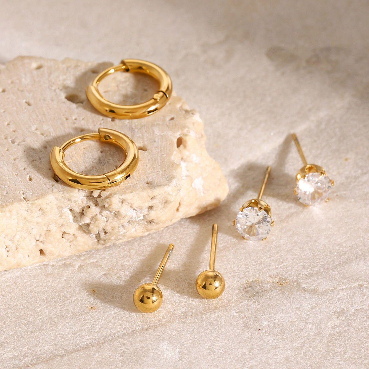 Gouden huggie oorringen close-up
