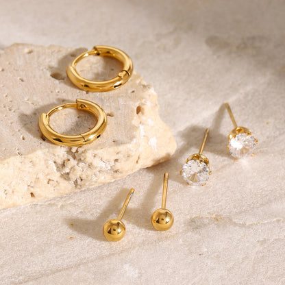 Gouden huggie oorringen close-up