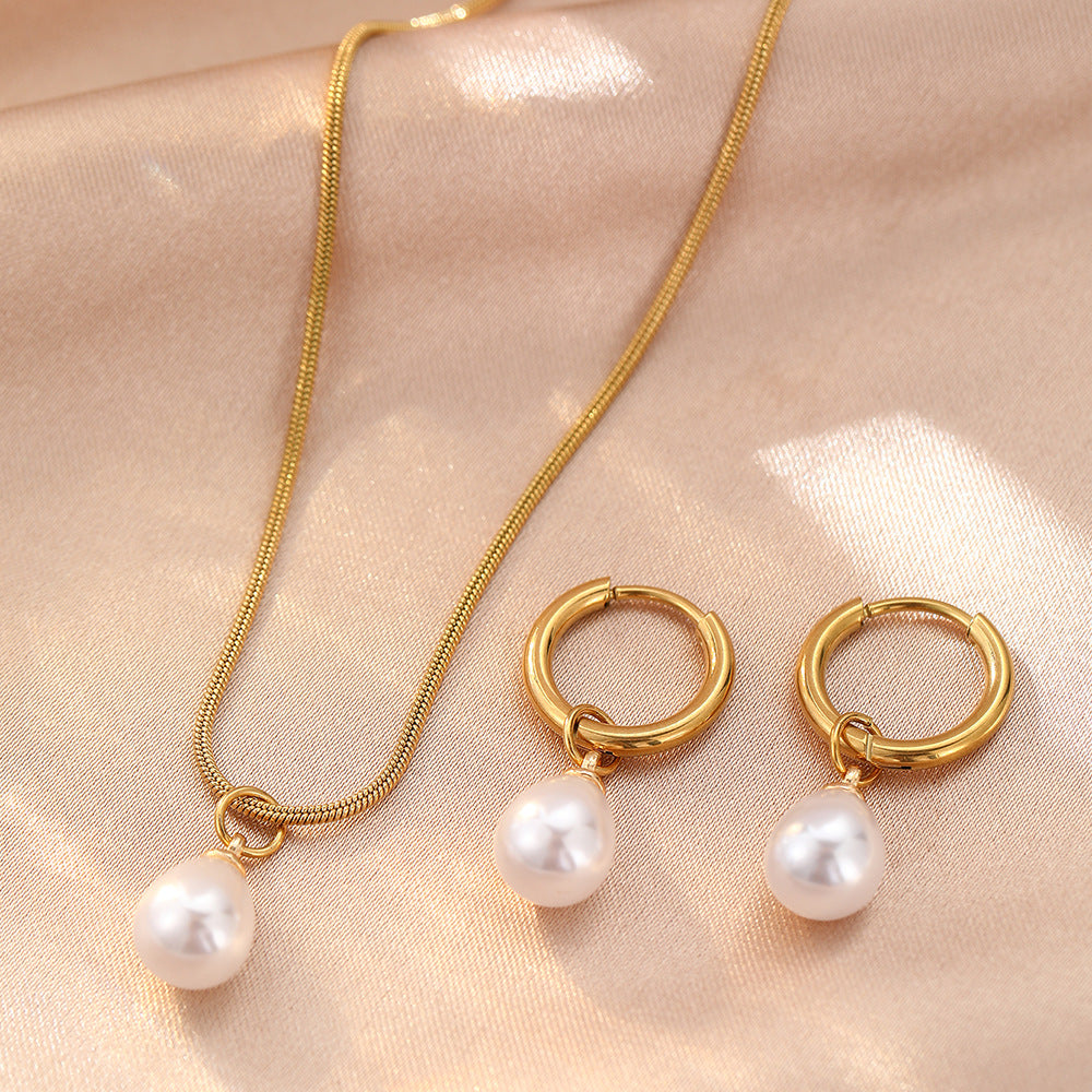 Parel oorbellen en ketting close-up