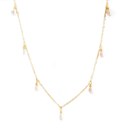 Goudkleurige ketting met hangende pareltjes op wit