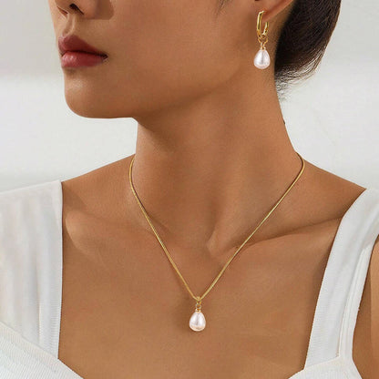 Parel cadeauset ketting en oorbellen goud gedragen